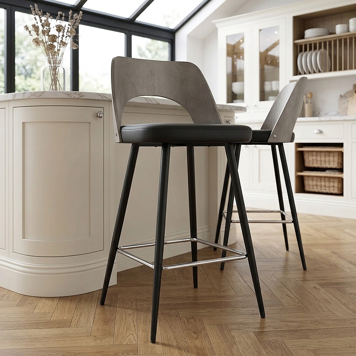 Leo Bar Stool Grey Wood & Black